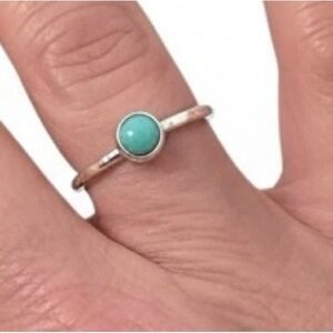 Sterling silver ring with turquoise center and hammered band size 7